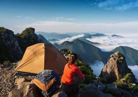 山の景色を眺める登山者 山の景色を眺める登山者の写真