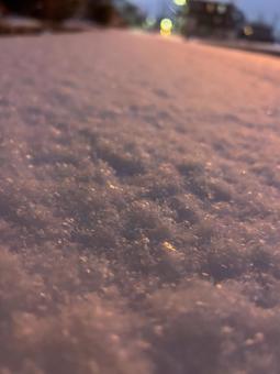静かな町の雪に覆われた通り 静かな町の雪に覆われた通りの写真