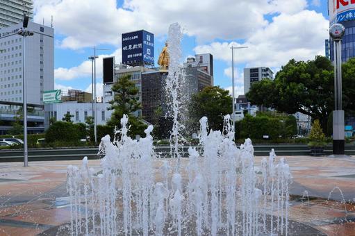 JR岐阜駅前の金色の織田信長像と噴水 JR岐阜駅前の金色の織田信長像と噴水 噴水,水,織田信長の写真素材