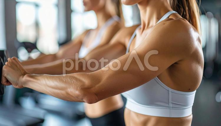 トレーニングをする女性のポートレート　腕 トレーニング,フィットネス,スポーツジムの写真素材