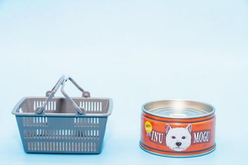 犬の餌と買い物かごのミニチュア 犬,ミニチュア,買い物かごの写真素材