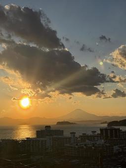 湘南から見た夕暮れ時の富士 湘南から見た夕暮れ時の富士 湘南,富士,青空の写真素材