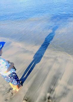 幼児の陰と浜辺 幼児の陰と浜辺 海水浴,海,子供の写真素材