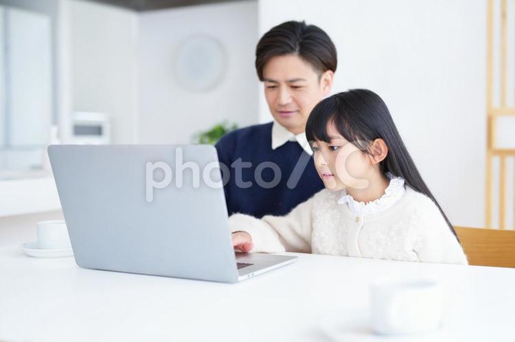 パソコンを見ている男性と女性 男性,女の子,パソコンの写真素材