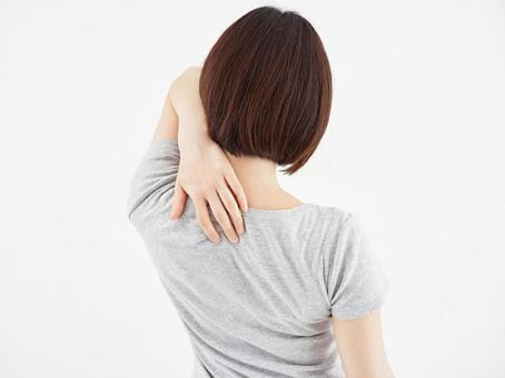 A woman holding a sore shoulder blade on a white background, xương bả vai, đau đớn, đàn bà, JPG