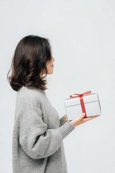 プレゼントを持つ女性 クリスマス プレゼントを持つ女性 クリスマスの写真