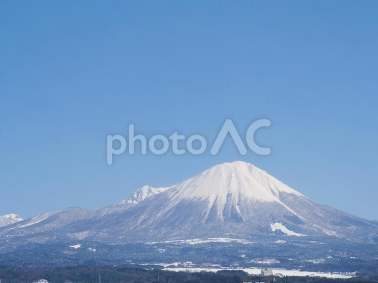 アップで撮影した雪を被った大山 コピースペース,スペース,コピーの写真素材