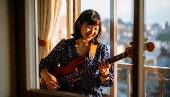 ベースを演奏する女性 ベースを演奏する女性の写真