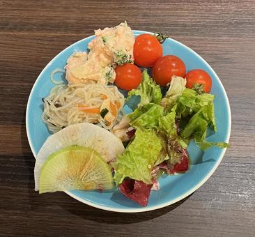 彩り野菜のサラダプレート 彩り野菜のサラダプレート サラダ,ヘルシー,野菜の写真素材