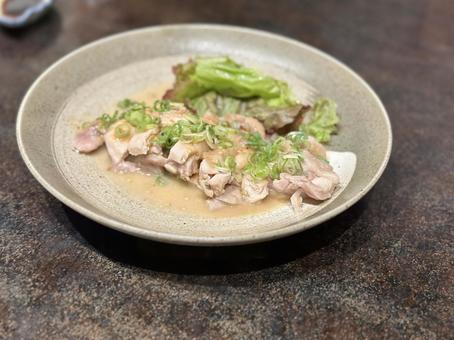 鶏肉とネギの和風ソースがけ料理 鶏肉,和食,日本食の写真素材
