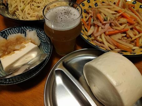 マントウとビール マントウとビール マントウ,中華料理,饅頭の写真素材
