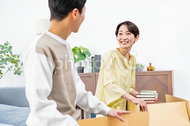 荷造りをする夫婦 移転,部屋,引越しの写真素材