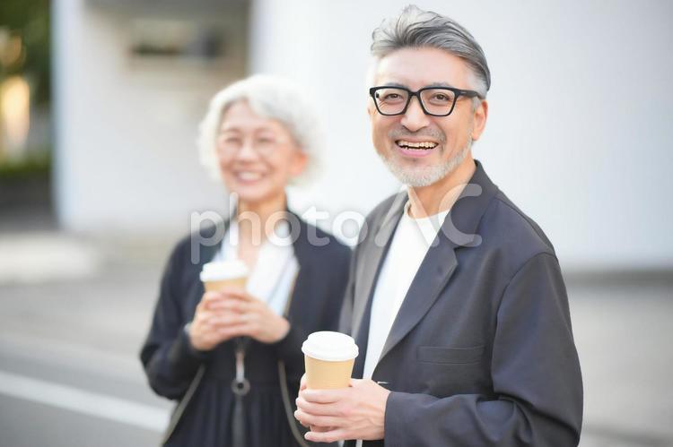 コーヒーで休憩する夫婦（笑顔） 夫婦,シニア,働くの写真素材