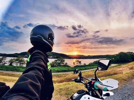 夕焼けと女性ライダー 夕焼けと女性ライダー バイク,ライダー,女性ライダーの写真素材