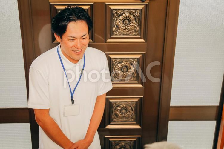 高齢者住宅に訪問する男性 民生委員,安否確認,高齢者の写真素材