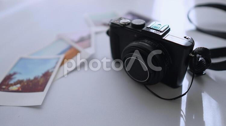 カメラとポラロイドの旅行写真 カメラ,写真,背景の写真素材