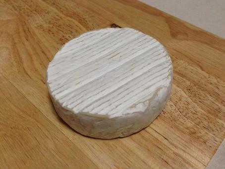 国産カマンベールチーズ、100gホールの写真