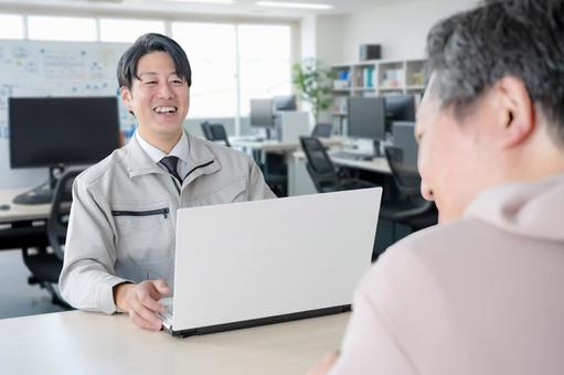 顧客対応 作業服,男性,ビジネスマンの写真素材