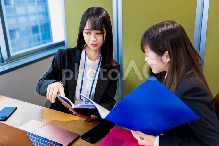 にこやかな雰囲気で打ち合わせをする女性 女性,ビジネス,ビジネスウーマンの写真素材
