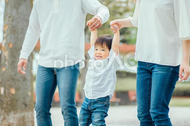 手を繋いで歩く家族（ジャンプ） 赤ちゃん,子供,息子の写真素材