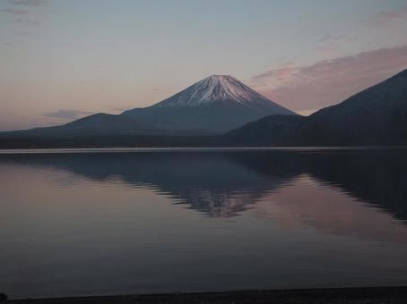 湖畔の富士山 湖畔の富士山の写真
