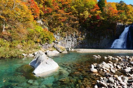 法体の滝の紅葉 法体の滝の紅葉 紅葉,もみじ,紅葉狩りの写真素材