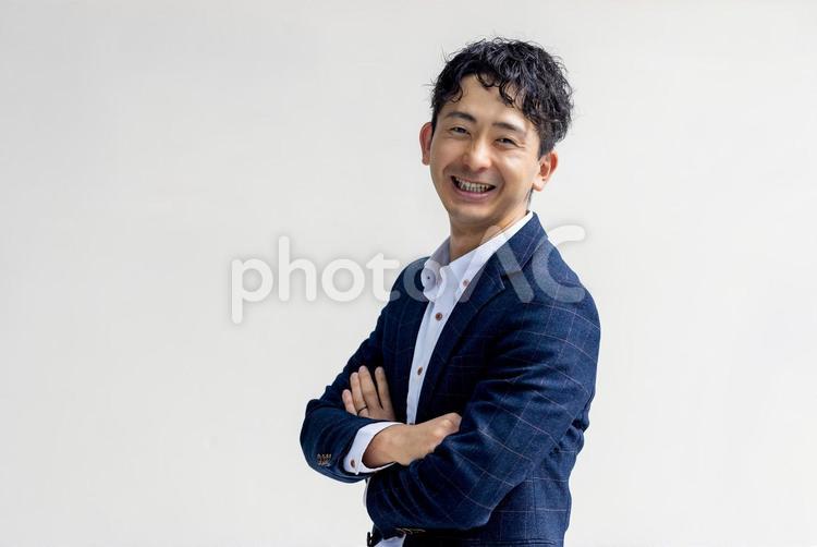 腕組みをする笑顔の男性ビジネスマン 男性,ビジネス,ビジネスマンの写真素材