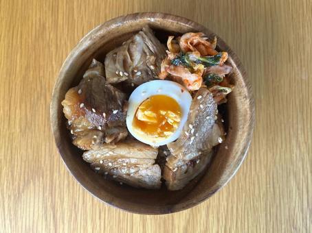 手作りの厚切りチャーシュー丼1 手作りの厚切りチャーシュー丼1の写真