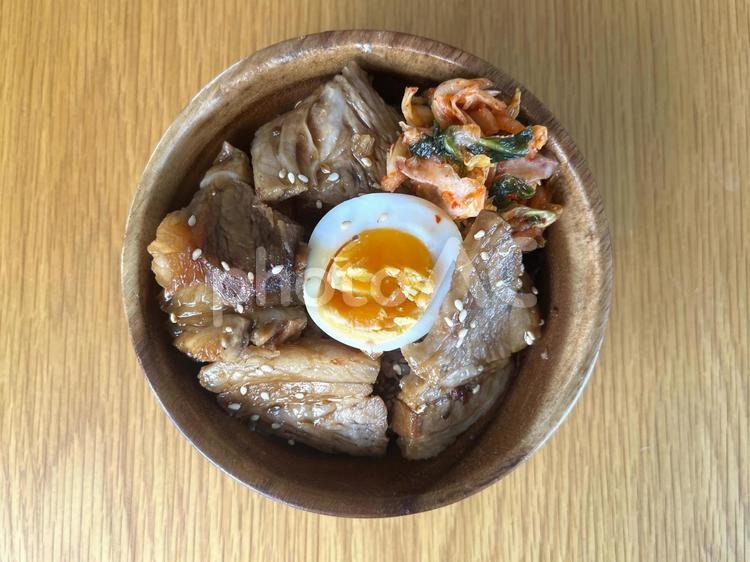 手作りの厚切りチャーシュー丼１ チャーシュー丼,焼豚,豚肉の写真素材