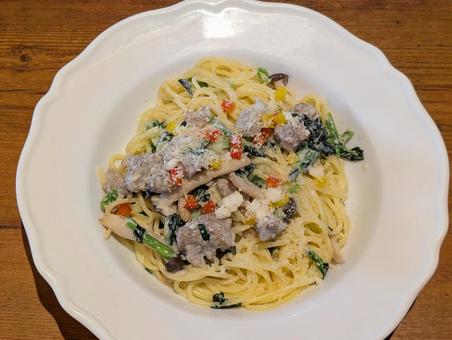 ほうれん草のクリームパスタ（俯瞰図） パスタ,クリームパスタ,イタリア料理の写真素材