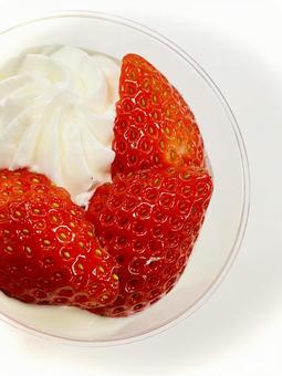 苺と生クリームたっぷりの春のゼリー 03 ケーキ,ムース,ババロアの写真素材