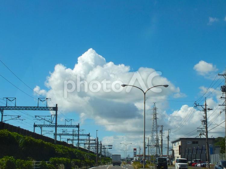 新幹線の鉄塔上空雲が流れる 鉄道,新幹線,ガードの写真素材