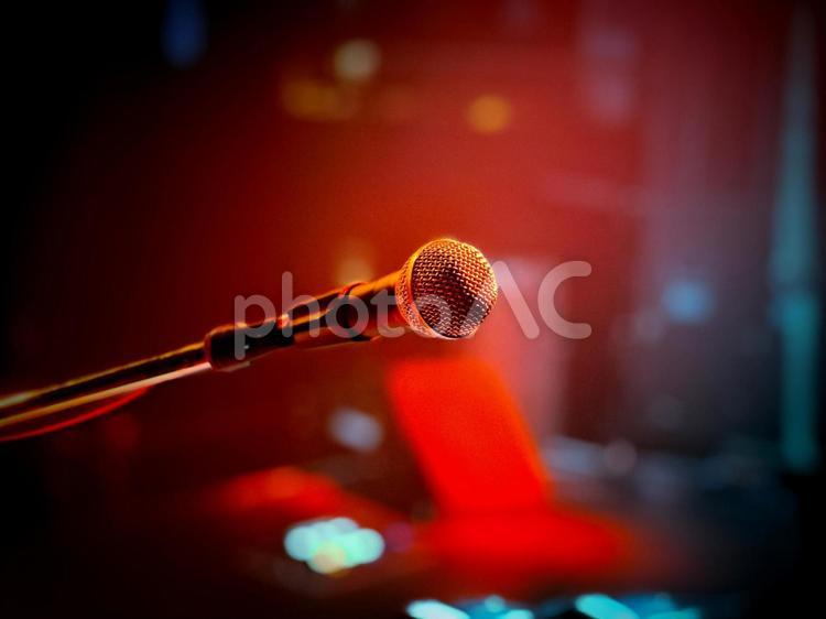 スポットライトに照らされるマイク マイク,ミュージック,コンサートの写真素材