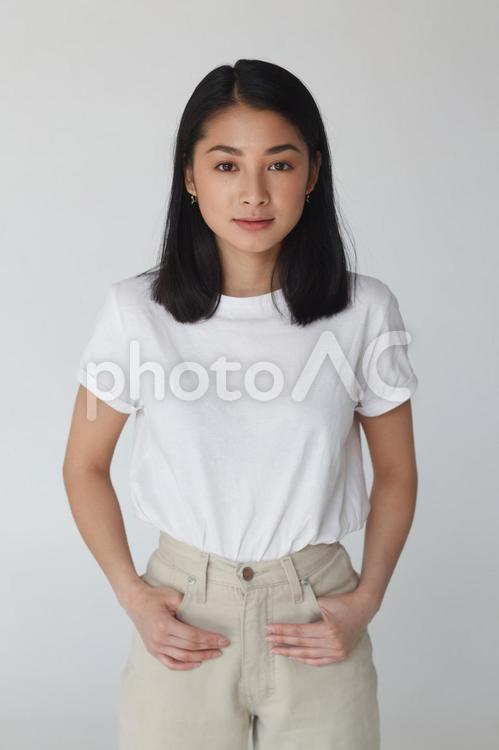 ポケットに指をかけるアジア人女性1 女性,アジア人,ポケットに手を入れるの写真素材