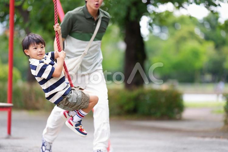 ロープの遊具で遊ぶ笑顔の男の子 男の子,遊具,ロープの写真素材
