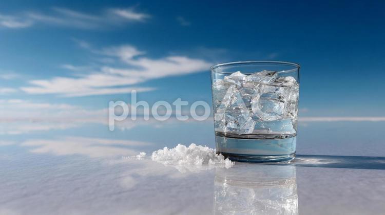 広大な自然の中で一服：涼しげな氷水 水,氷,グラスの写真素材