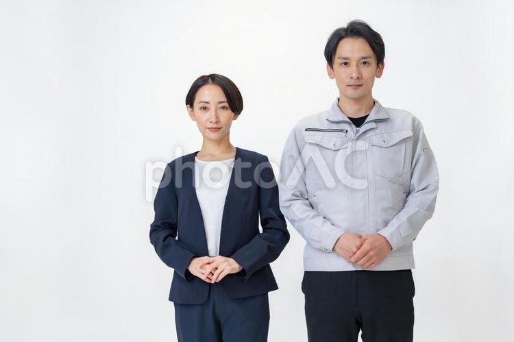 作業着の男性とスーツを着た女性 スーツ,女性,ゼネコンの写真素材