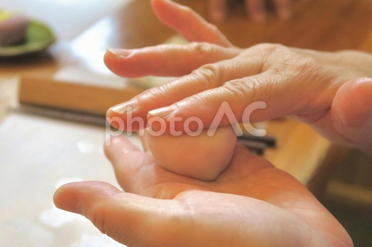 練り切りを形作る手 練り切り,食べ物,和菓子の写真素材