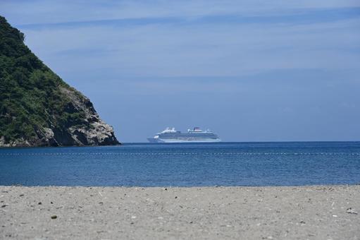 西伊豆の雲見海水浴場から大型客船を望む 海,海辺,景色の写真素材