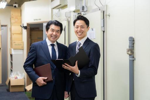 倉庫で会議をするミドルのビジネスマン 倉庫で会議をするミドルのビジネスマン 倉庫,会議,工場の写真素材