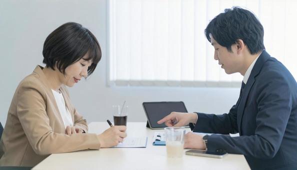 契約する女性 契約する女性の写真