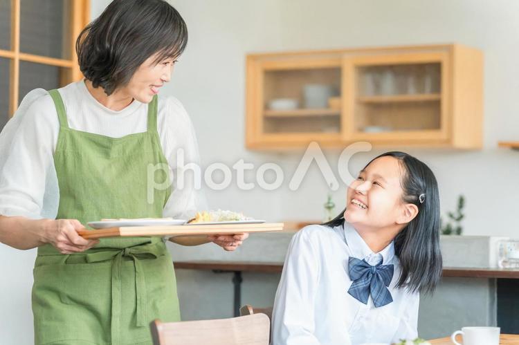家のダイニングで食事する子供とママ 食事,食卓,親子の写真素材