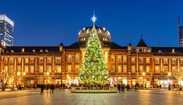 駅前のクリスマスの夜の街並み 駅前のクリスマスの夜の街並みの写真