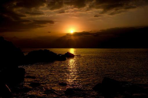 <素材>秋の海に静かに沈む夕日の景色 <素材>秋の海に静かに沈む夕日の景色の写真