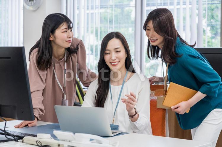 オフィスで働く若い女性。 ビジネス,ビジネスマン,ビジネスウーマンの写真素材