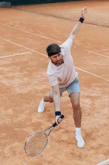 低い姿勢でショットを打つスポーツマン 男性,外国人,テニスの写真素材