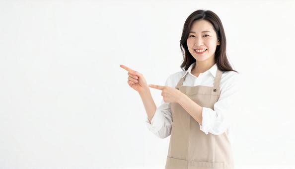 指差しをしている30代の女性 指差しをしている30代の女性の写真
