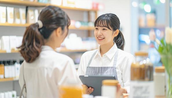 熱心に商品を説明する店員 熱心に商品を説明する店員の写真