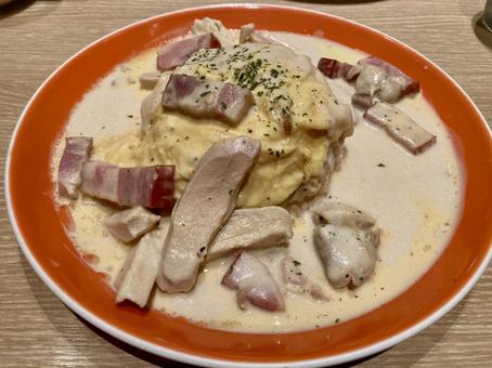 カルボナーラソースオムライス カルボナーラソースオムライスの写真