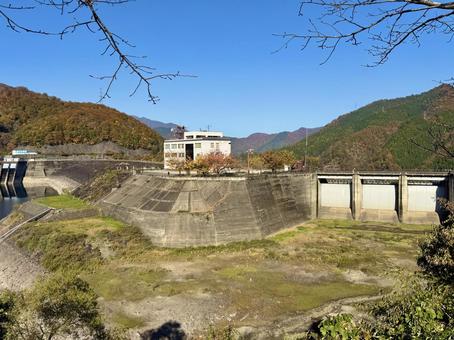 秋の福井の九頭竜ダム　紅葉に色づく湖 秋,晩秋,九頭竜ダムの写真素材
